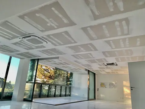 Espaço comercial amplo com forro de drywall
