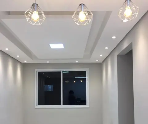 Forro de gesso rebaixado com spots e pendentes