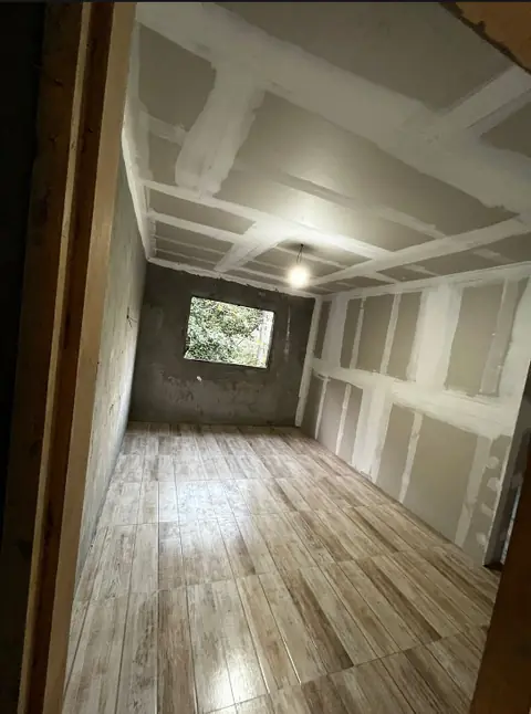 Obra em andamento com placas de drywall e isolamento termoacústico