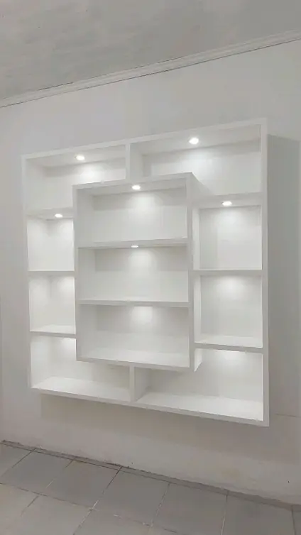 Estante de gesso com nichos iluminados