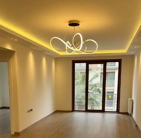 Sala com sanca de gesso e iluminação LED amarela ao redor do teto